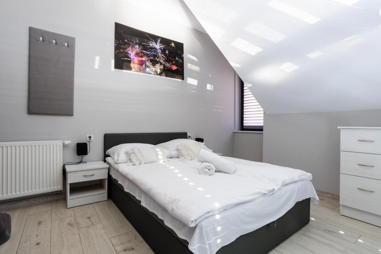 Noclegijarocin Bed & Breakfast Екстер'єр фото